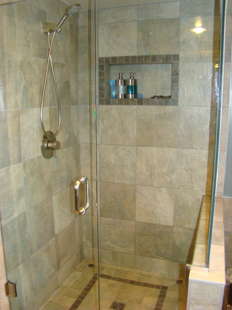 Diseño de cuarto de baño clásico pequeño con ducha esquinera, baldosas y/o azulejos grises, baldosas y/o azulejos de porcelana, suelo de baldosas de porcelana y aseo y ducha