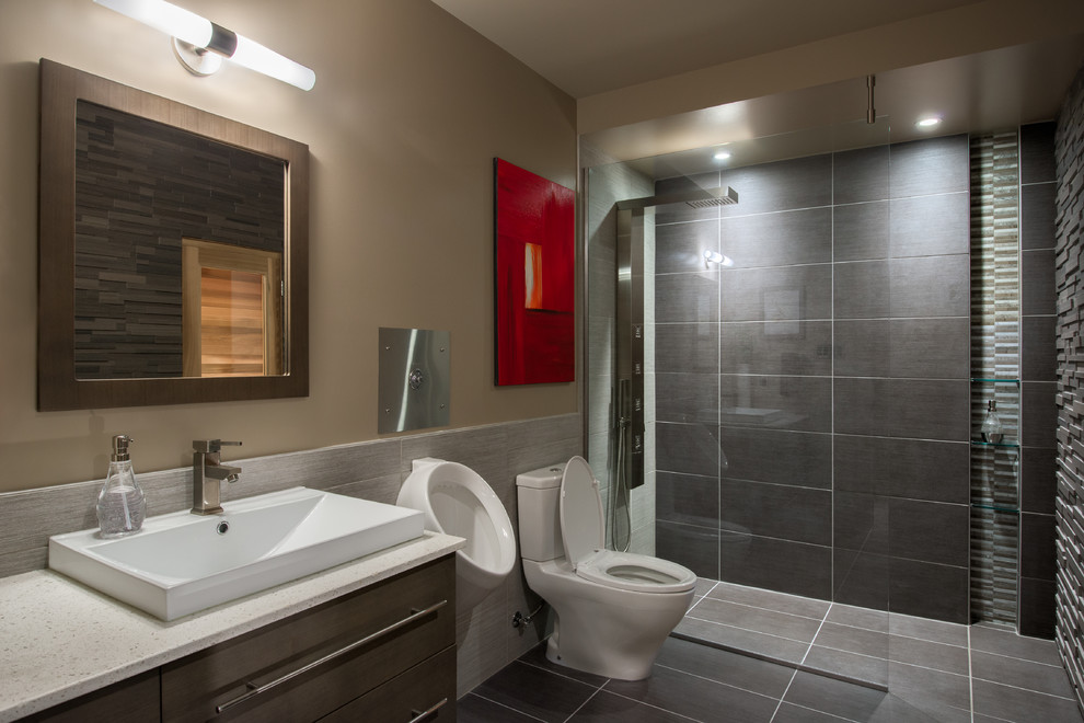 Modelo de cuarto de baño rectangular contemporáneo con ducha abierta, urinario y ducha abierta