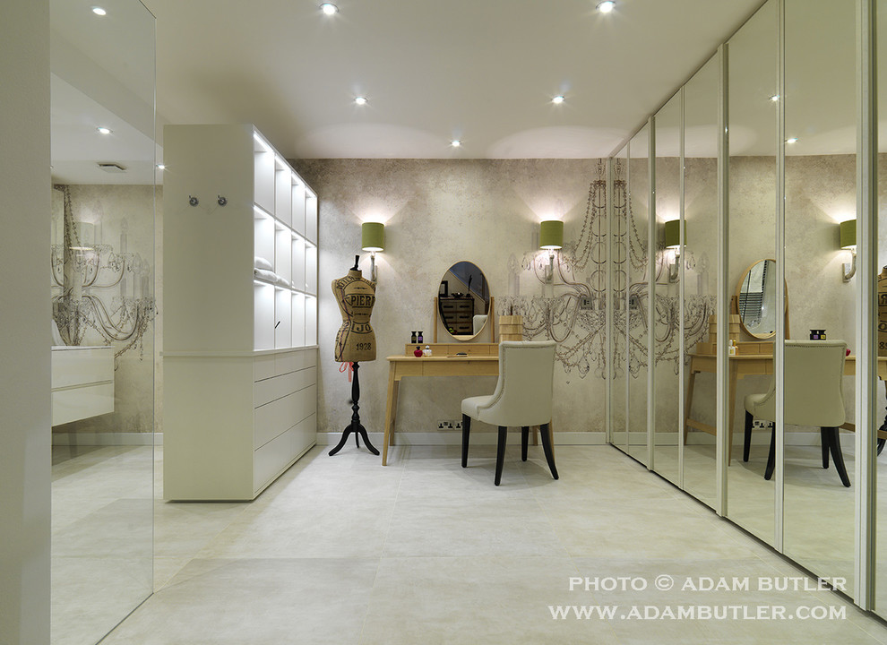 Cette image montre une petite salle de bain principale design avec un sol en marbre.
