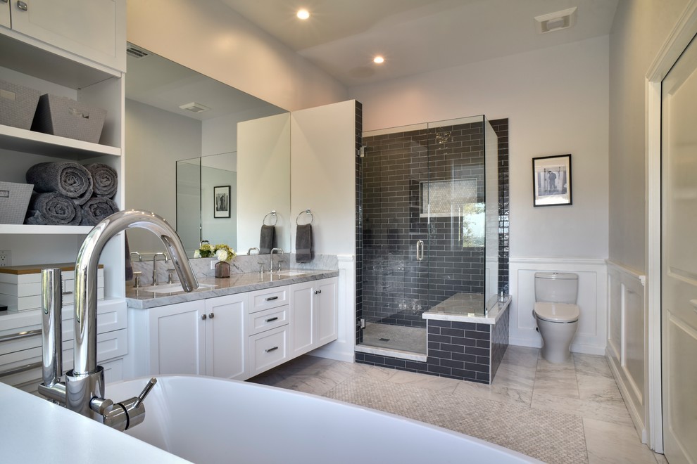 Bild på ett stort funkis flerfärgad flerfärgat en-suite badrum, med skåp i shakerstil, vita skåp, en jacuzzi, en bidé, flerfärgade väggar, ett undermonterad handfat, flerfärgat golv och dusch med gångjärnsdörr