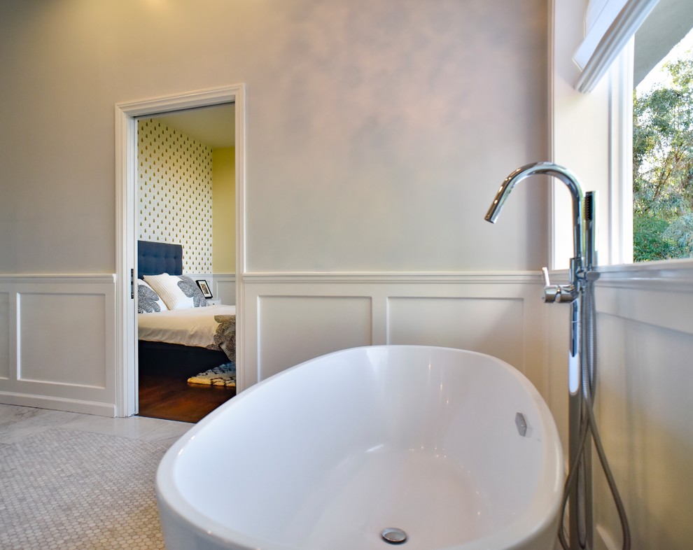 Idéer för ett mellanstort modernt en-suite badrum, med skåp i shakerstil, ett fristående badkar, en bidé, flerfärgade väggar, ett undermonterad handfat, flerfärgat golv och dusch med gångjärnsdörr