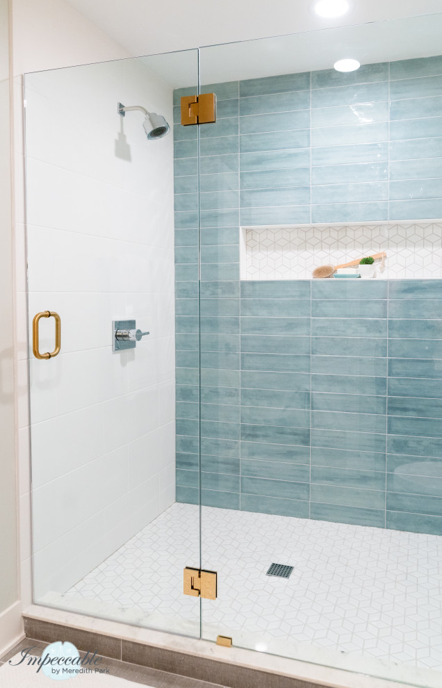 Свежая идея для дизайна: ванная комната среднего размера в современном стиле с плоскими фасадами, серыми фасадами, душем в нише, унитазом-моноблоком, синей плиткой, керамогранитной плиткой, серыми стенами, полом из керамогранита, врезной раковиной, мраморной столешницей, серым полом, душем с распашными дверями и белой столешницей - отличное фото интерьера