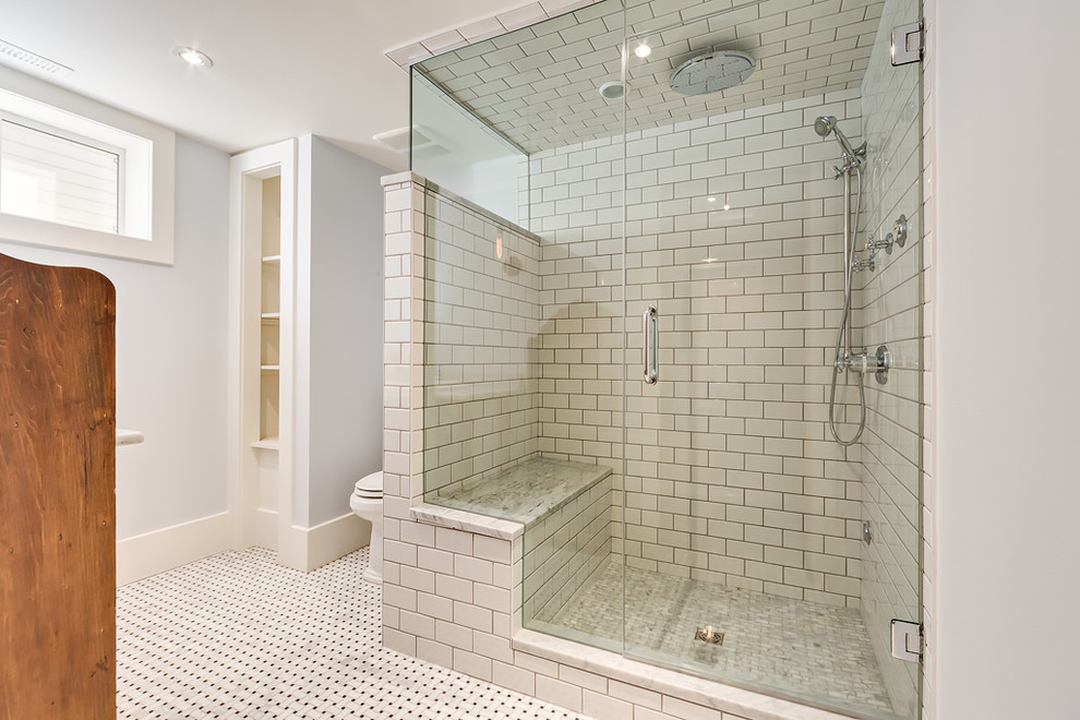 Стильный дизайн: большая ванная комната в стиле неоклассика (современная классика) с открытыми фасадами, белыми фасадами, унитазом-моноблоком, белой плиткой, керамической плиткой, серыми стенами и полом из керамической плитки - последний тренд