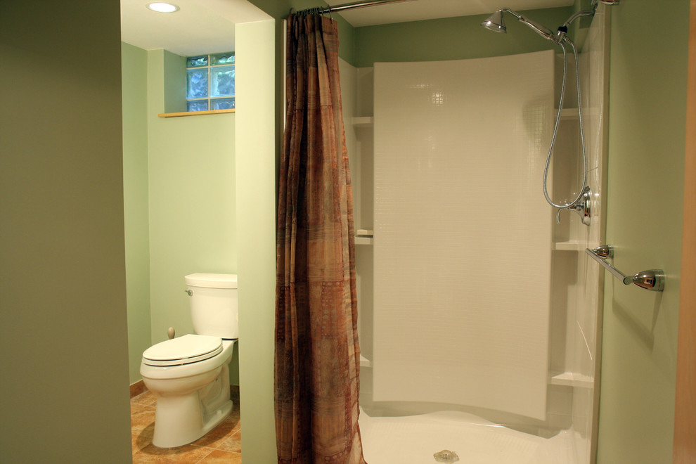 Esempio di una stanza da bagno con doccia classica di medie dimensioni con doccia alcova, WC a due pezzi, pareti verdi e pavimento con piastrelle in ceramica