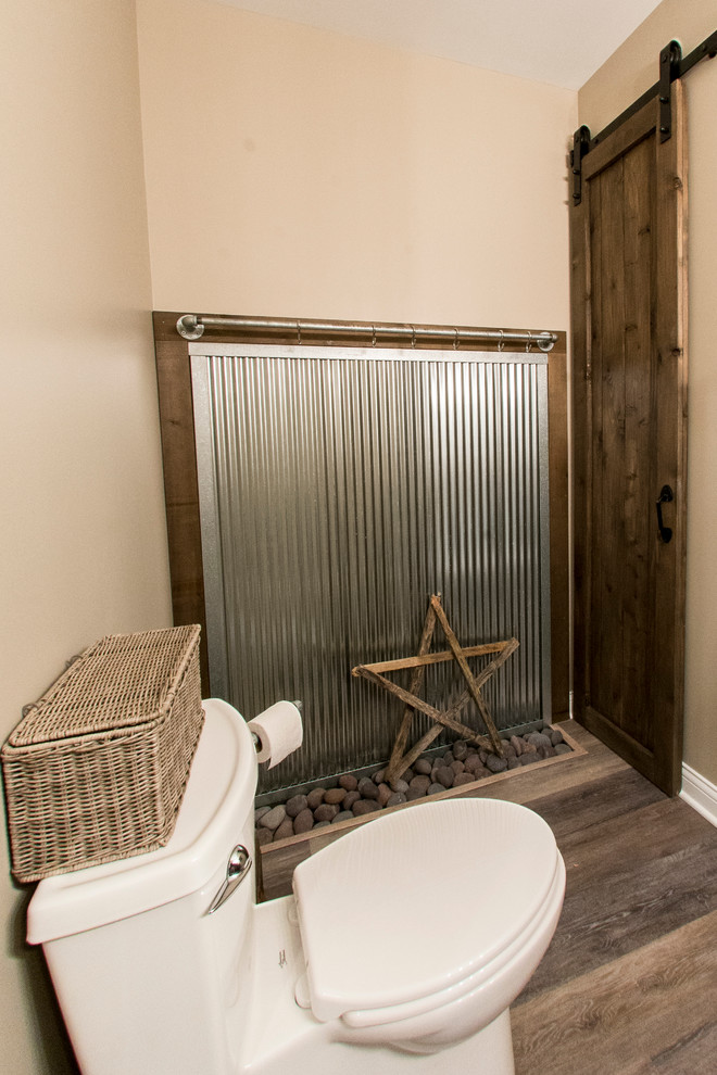 Inspiration för ett mellanstort rustikt badrum med dusch, med en toalettstol med hel cisternkåpa, beige väggar, mörkt trägolv och brunt golv
