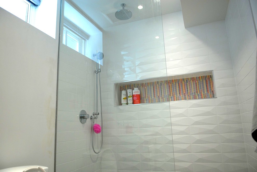 Inspiration för moderna badrum, med en dusch i en alkov, flerfärgad kakel, vita väggar, tunnelbanekakel och med dusch som är öppen