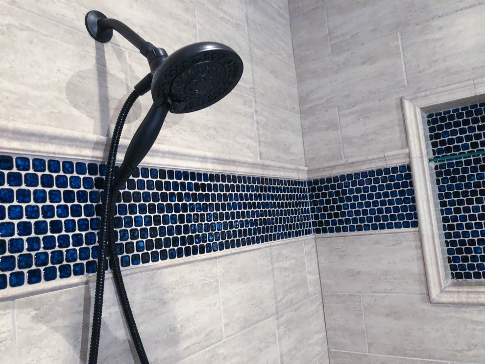 Inspiration för ett mycket stort vintage flerfärgad flerfärgat badrum med dusch, med möbel-liknande, bruna skåp, en hörndusch, grå kakel, mosaik, bänkskiva i kvarts och dusch med gångjärnsdörr