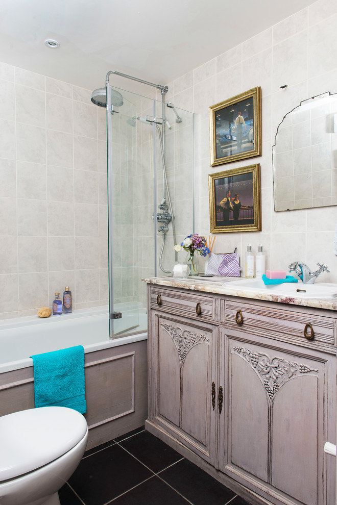 На фото: ванная комната в классическом стиле с серыми фасадами, ванной в нише, душем над ванной, накладной раковиной и открытым душем с