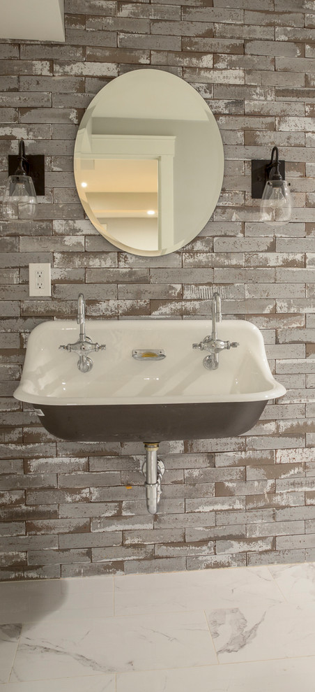 Idee per una grande stanza da bagno con doccia country con piastrelle grigie, piastrelle di cemento, pareti grigie, pavimento in marmo, lavabo rettangolare e pavimento bianco