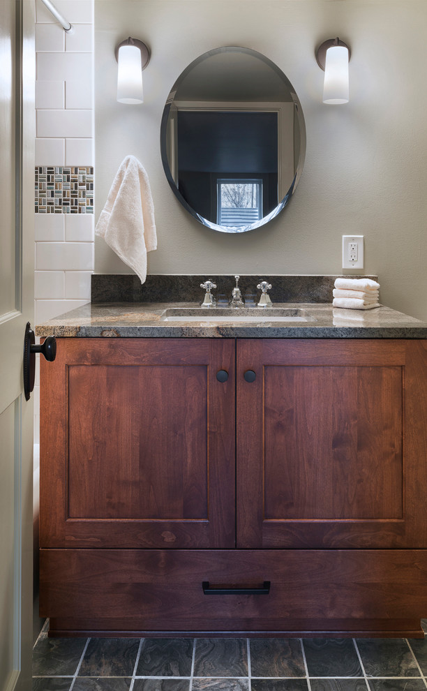 Esempio di una stanza da bagno stile americano con vasca da incasso, doccia alcova e pareti beige