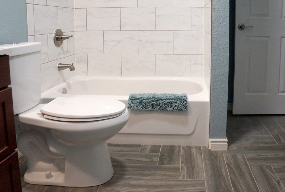 Idées déco pour une petite salle de bain classique en bois foncé avec une baignoire en alcôve, WC séparés, un carrelage blanc, des carreaux de porcelaine, un mur bleu, un sol en carrelage de porcelaine, un lavabo intégré et un sol gris.