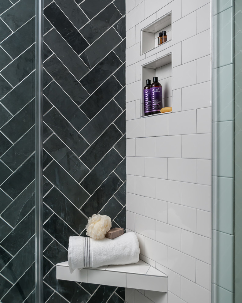 Источник вдохновения для домашнего уюта: ванная комната среднего размера в стиле модернизм с плоскими фасадами, черными фасадами, душем в нише, унитазом-моноблоком, черно-белой плиткой, плиткой из сланца, серыми стенами, полом из керамогранита, душевой кабиной, врезной раковиной, столешницей из искусственного кварца, белым полом, душем с распашными дверями и белой столешницей