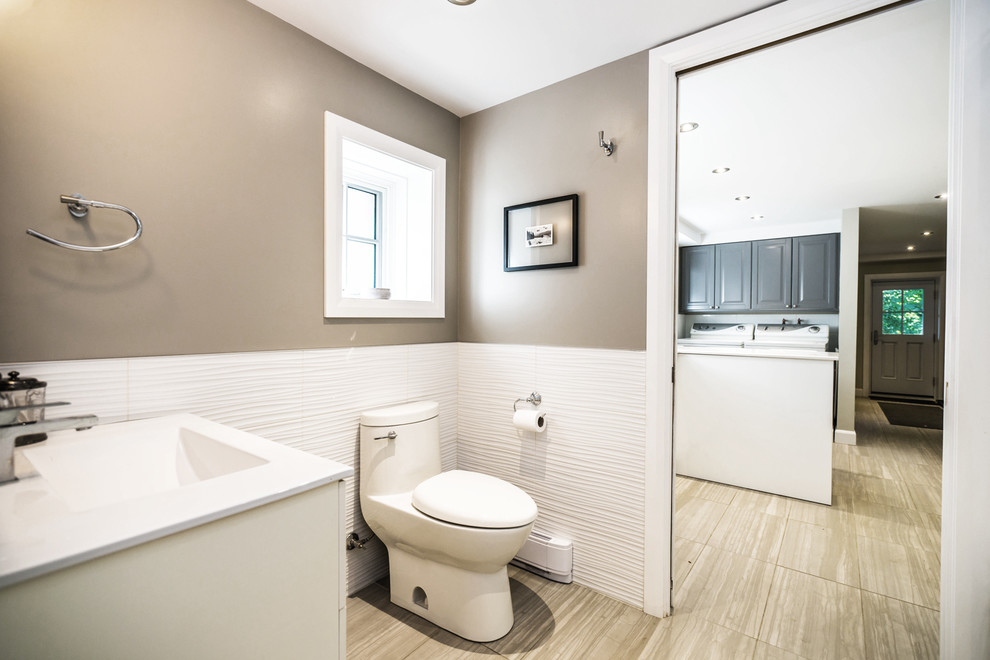 На фото: большая ванная комната в стиле неоклассика (современная классика) с серыми стенами, полом из керамогранита и серым полом