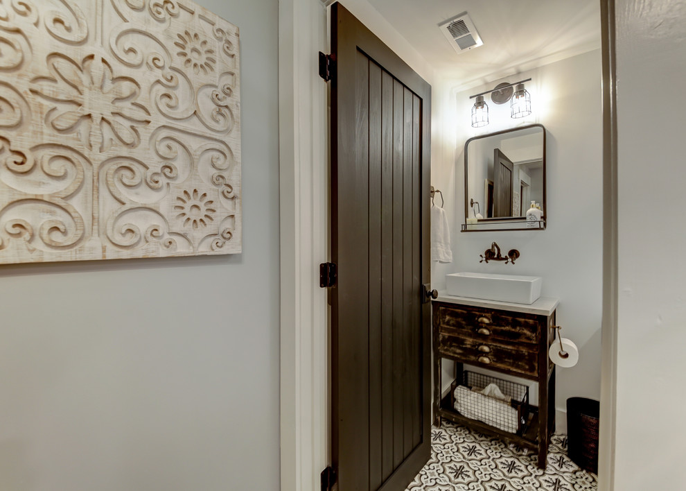 Стильный дизайн: ванная комната среднего размера в стиле кантри с плоскими фасадами, темными деревянными фасадами, душем в нише, раздельным унитазом, серыми стенами, полом из цементной плитки, душевой кабиной, настольной раковиной, разноцветным полом, душем с раздвижными дверями и бежевой столешницей - последний тренд