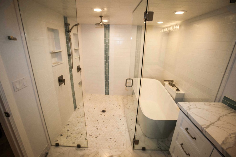 Источник вдохновения для домашнего уюта: главная ванная комната среднего размера в стиле модернизм с плоскими фасадами, белыми фасадами, столешницей из гранита, отдельно стоящей ванной, открытым душем, белой плиткой, каменной плиткой и белыми стенами