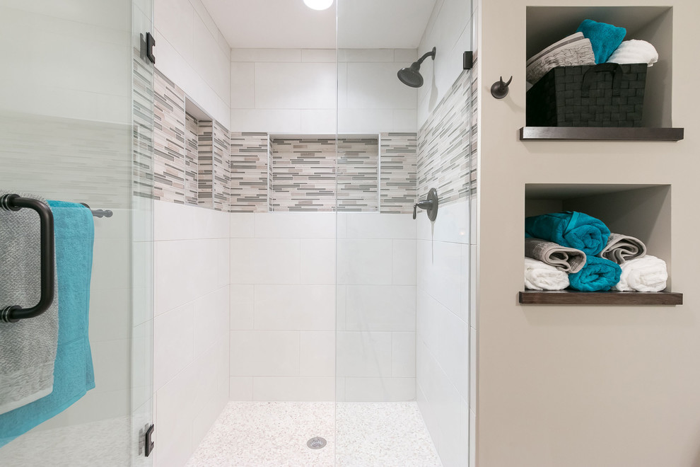 Идея дизайна: ванная комната среднего размера в современном стиле с душем в нише, белой плиткой, керамогранитной плиткой, бежевыми стенами, паркетным полом среднего тона, коричневым полом и душем с распашными дверями