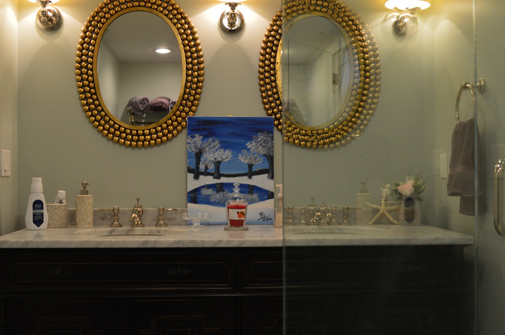 Cette photo montre une salle de bain moderne de taille moyenne avec un placard avec porte à panneau surélevé, des portes de placard noires, WC séparés, un mur beige, un lavabo encastré et un plan de toilette en marbre.