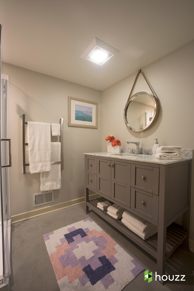 Источник вдохновения для домашнего уюта: маленькая ванная комната в стиле неоклассика (современная классика) с серыми фасадами, серыми стенами, врезной раковиной, серым полом, мраморной столешницей, открытым душем, полом из линолеума, душевой кабиной, душем с распашными дверями, серой столешницей и фасадами в стиле шейкер для на участке и в саду