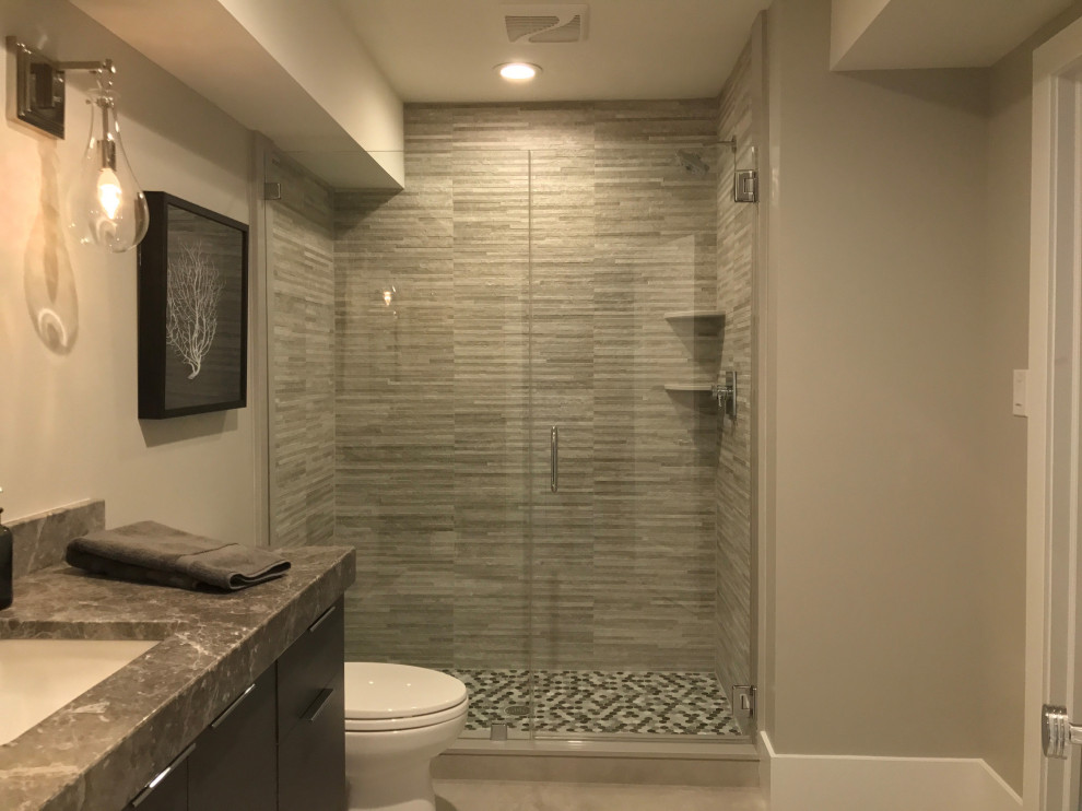 Exemple d'une salle de bain principale moderne de taille moyenne avec un placard à porte plane, des portes de placard grises, une douche double, WC séparés, un carrelage gris, des carreaux en allumettes, un mur blanc, un sol en carrelage de céramique, un lavabo encastré, un plan de toilette en marbre, un sol gris, une cabine de douche à porte battante, un plan de toilette gris, meuble simple vasque et meuble-lavabo suspendu.