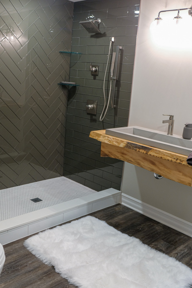 Inredning av ett modernt mellanstort brun brunt badrum med dusch, med en öppen dusch, en vägghängd toalettstol, grå väggar, mörkt trägolv, ett väggmonterat handfat, träbänkskiva, brunt golv och med dusch som är öppen