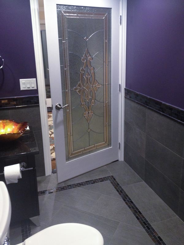 На фото: ванная комната в стиле фьюжн с настольной раковиной, столешницей из гранита, раздельным унитазом, серой плиткой, фиолетовыми стенами и полом из мозаичной плитки