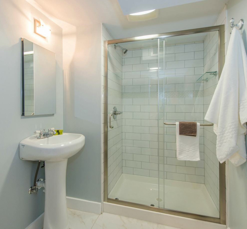 Kleines Modernes Duschbad mit Duschnische, Toilette mit Aufsatzspülkasten, weißen Fliesen, Zementfliesen, grauer Wandfarbe, Keramikboden, Sockelwaschbecken, weißem Boden und Schiebetür-Duschabtrennung in New York
