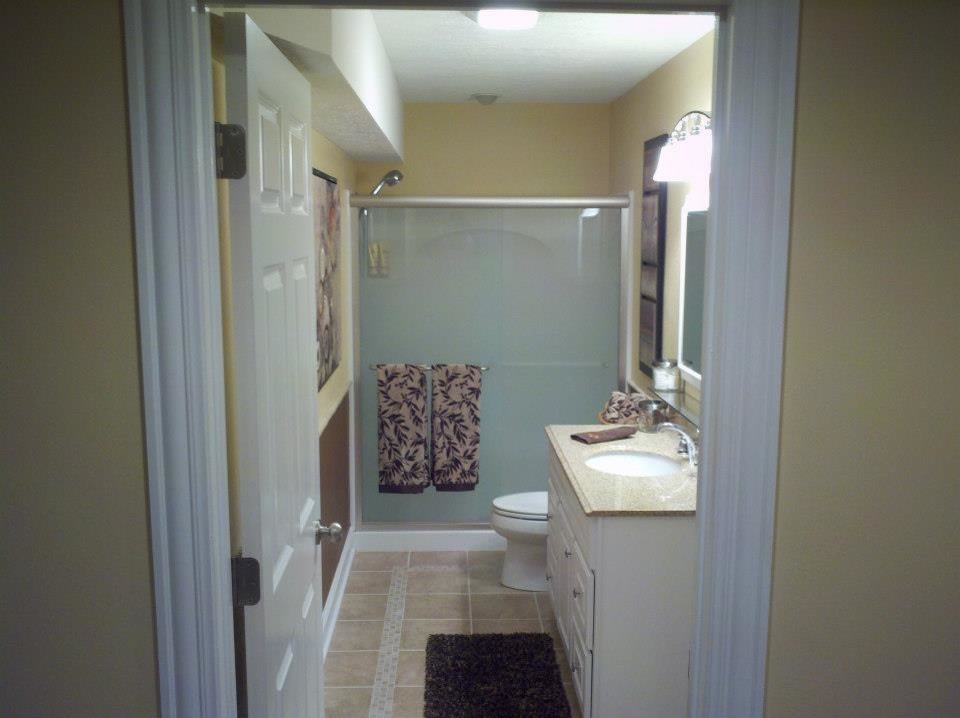 Пример оригинального дизайна: маленькая ванная комната в современном стиле с врезной раковиной, фасадами с выступающей филенкой, белыми фасадами, столешницей из гранита, двойным душем, раздельным унитазом, коричневой плиткой, керамической плиткой, разноцветными стенами, полом из керамической плитки и душевой кабиной для на участке и в саду