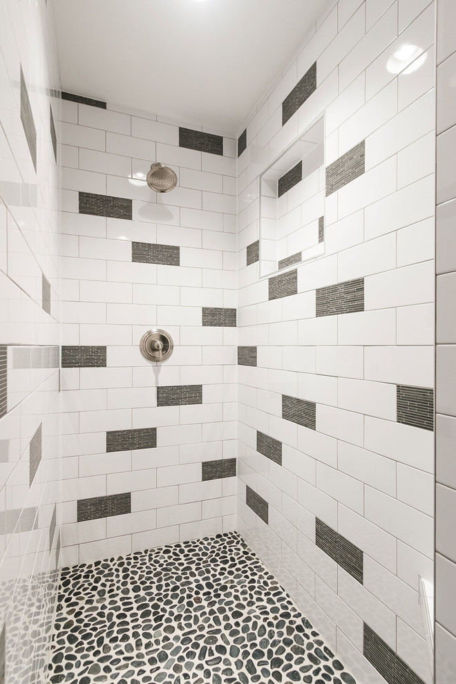 Cette image montre une salle de bain design de taille moyenne avec un mur gris, un sol en vinyl, un lavabo suspendu et un sol noir.