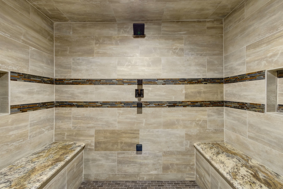 Exempel på ett mellanstort klassiskt flerfärgad flerfärgat badrum, med möbel-liknande, skåp i mörkt trä, en dusch i en alkov, en toalettstol med separat cisternkåpa, grå kakel, kakelplattor, beige väggar, klinkergolv i porslin, ett undermonterad handfat, granitbänkskiva, brunt golv och dusch med gångjärnsdörr