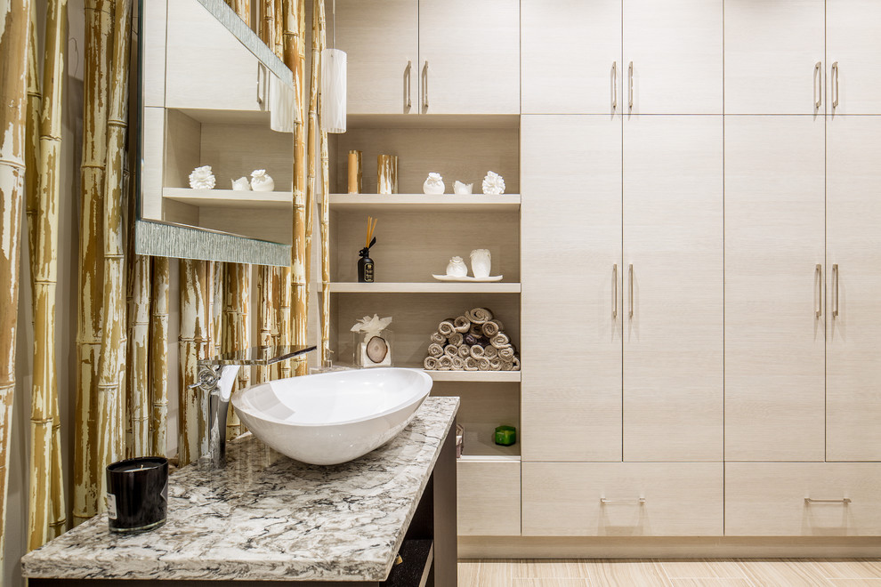 Foto de cuarto de baño de estilo zen con armarios abiertos, puertas de armario de madera en tonos medios y lavabo sobreencimera