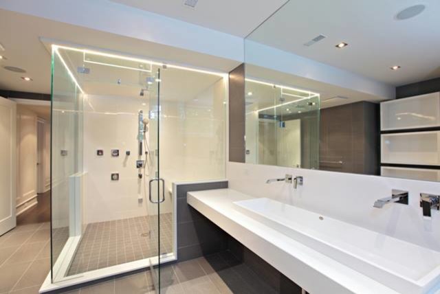 Idee per una stanza da bagno design con lavabo rettangolare e doccia doppia