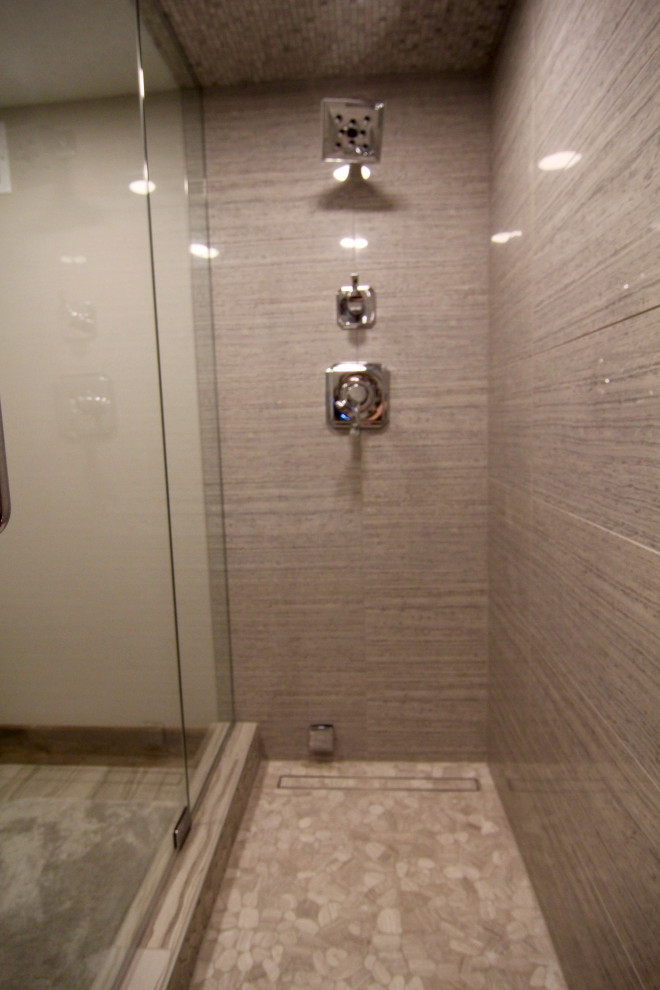 Esempio di una stanza da bagno con doccia tradizionale con ante in legno bruno, zona vasca/doccia separata, top bianco, panca da doccia, un lavabo, mobile bagno incassato e pareti in legno