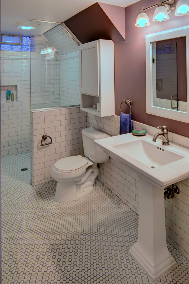 Kleines Duschbad mit Sockelwaschbecken, bodengleicher Dusche, Wandtoilette mit Spülkasten, weißen Fliesen, Metrofliesen, lila Wandfarbe und Mosaik-Bodenfliesen in Sonstige