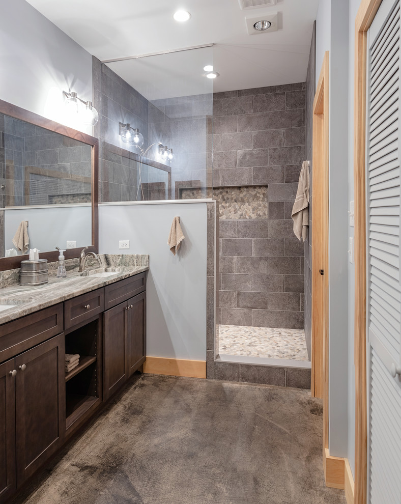 Inspiration pour une salle d'eau traditionnelle en bois foncé avec une douche ouverte, un carrelage gris, mosaïque, un mur gris, sol en béton ciré, un plan de toilette en granite, un sol gris et aucune cabine.