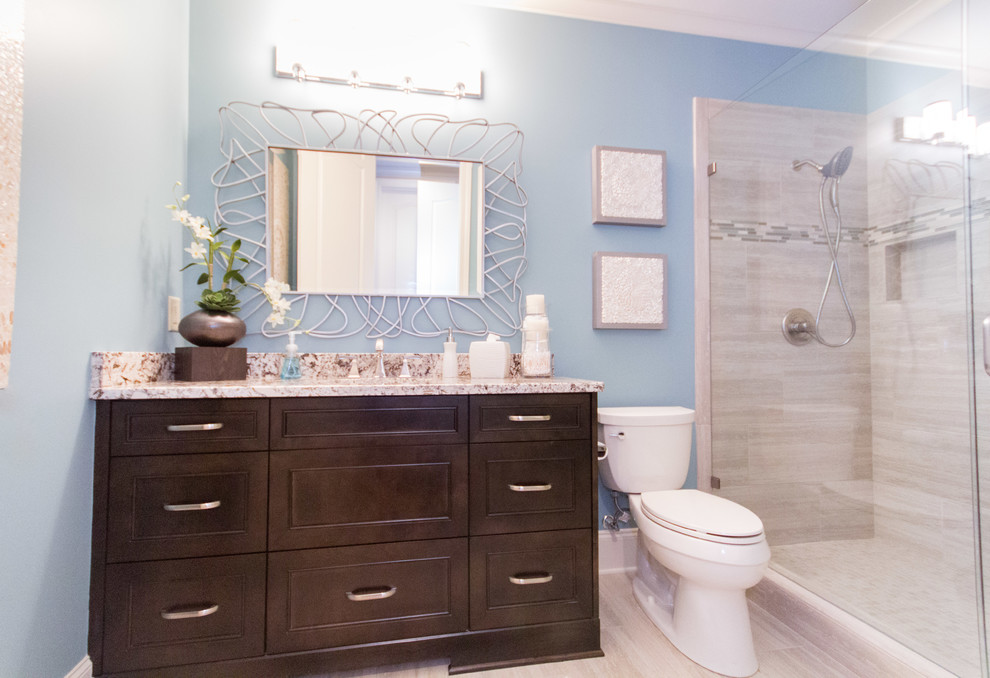 Modern inredning av ett mellanstort badrum, med ett undermonterad handfat, skåp i shakerstil, skåp i mörkt trä, bänkskiva i kvartsit, en dusch i en alkov, en toalettstol med separat cisternkåpa, grå kakel, keramikplattor, blå väggar och klinkergolv i keramik
