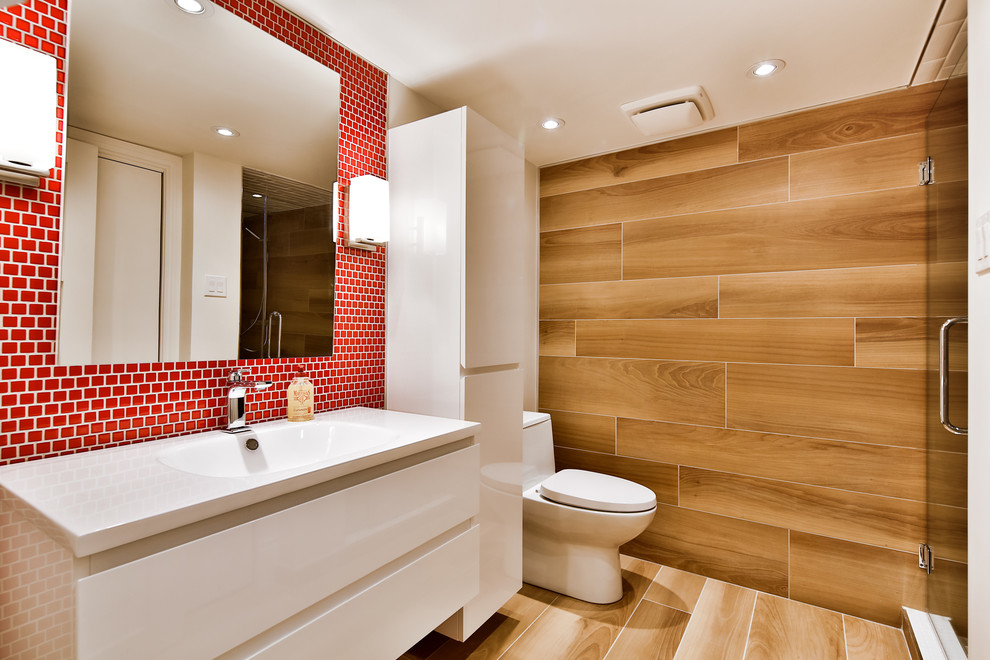 モントリオールにある高級な中くらいなコンテンポラリースタイルのおしゃれなバスルーム (浴槽なし) (オーバーカウンターシンク、白いキャビネット、アルコーブ型シャワー、一体型トイレ	、茶色いタイル、磁器タイル、白い壁、磁器タイルの床、フラットパネル扉のキャビネット) の写真