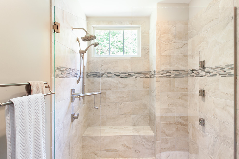 Ispirazione per una stanza da bagno classica di medie dimensioni con piastrelle beige