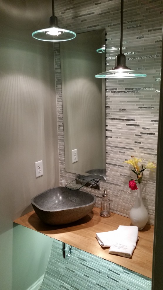 Foto di una stanza da bagno con doccia design di medie dimensioni con nessun'anta, piastrelle grigie, piastrelle a listelli, pareti grigie, lavabo a bacinella e top in legno