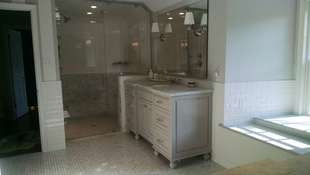 Exempel på ett stort klassiskt en-suite badrum, med luckor med upphöjd panel, grå skåp, en dusch i en alkov, grå kakel, vit kakel, stenhäll, vita väggar, marmorgolv, ett undermonterad handfat, marmorbänkskiva, flerfärgat golv och dusch med gångjärnsdörr