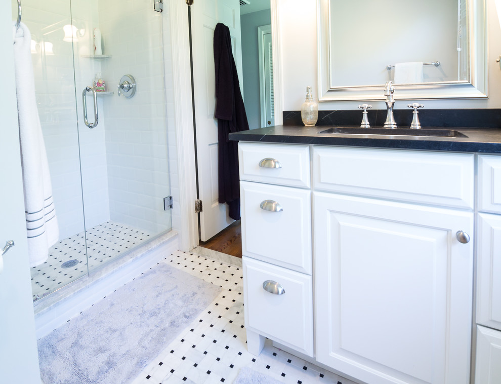 Bild på ett litet vintage svart svart en-suite badrum, med luckor med upphöjd panel, vita skåp, en dusch i en alkov, svart och vit kakel, stenkakel, vita väggar, ett undermonterad handfat och bänkskiva i täljsten