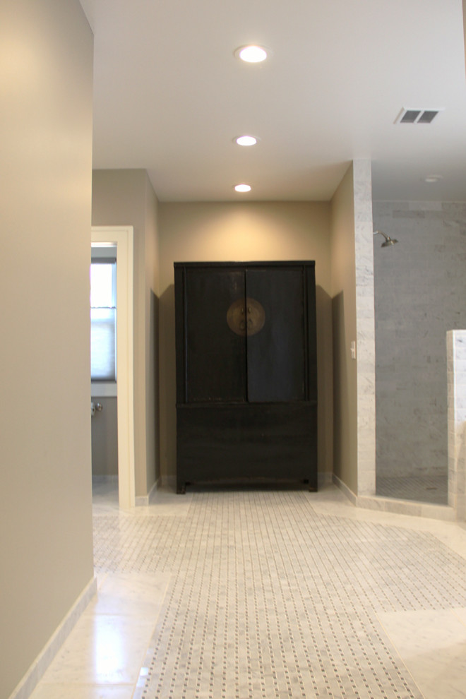 Immagine di una stanza da bagno padronale classica con consolle stile comò, ante in legno bruno, doccia aperta, pareti beige, pavimento con piastrelle a mosaico, pavimento multicolore e doccia aperta