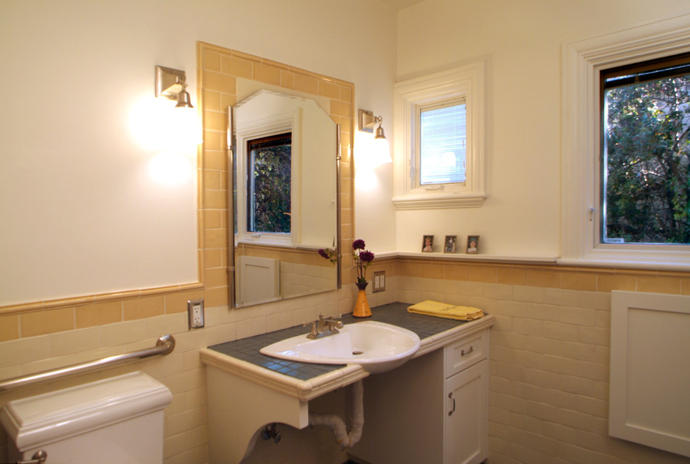 Idéer för att renovera ett litet en-suite badrum, med ett nedsänkt handfat, skåp i shakerstil, beige skåp, kaklad bänkskiva, en dusch i en alkov, en toalettstol med separat cisternkåpa, svart kakel, keramikplattor, vita väggar och klinkergolv i keramik