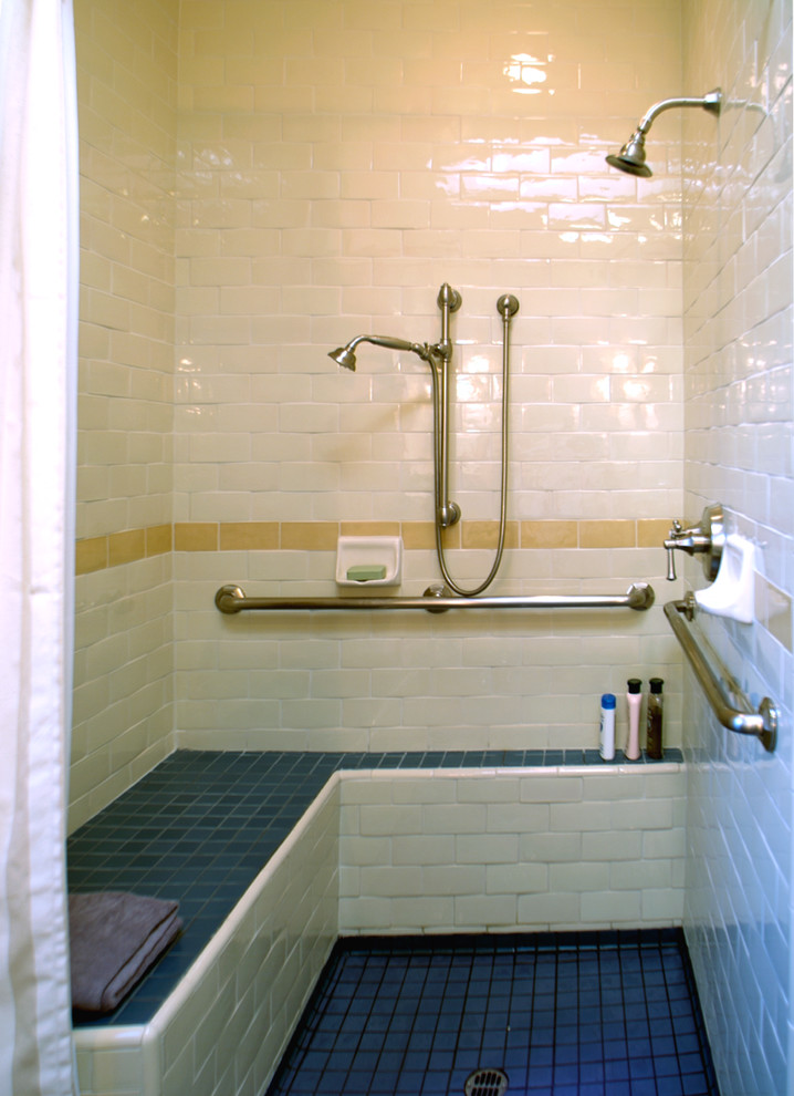 Cette image montre une douche en alcôve principale craftsman de taille moyenne avec un lavabo posé, un placard à porte shaker, des portes de placard beiges, WC séparés, un carrelage bleu, des carreaux de céramique, un mur beige et un sol en carrelage de céramique.