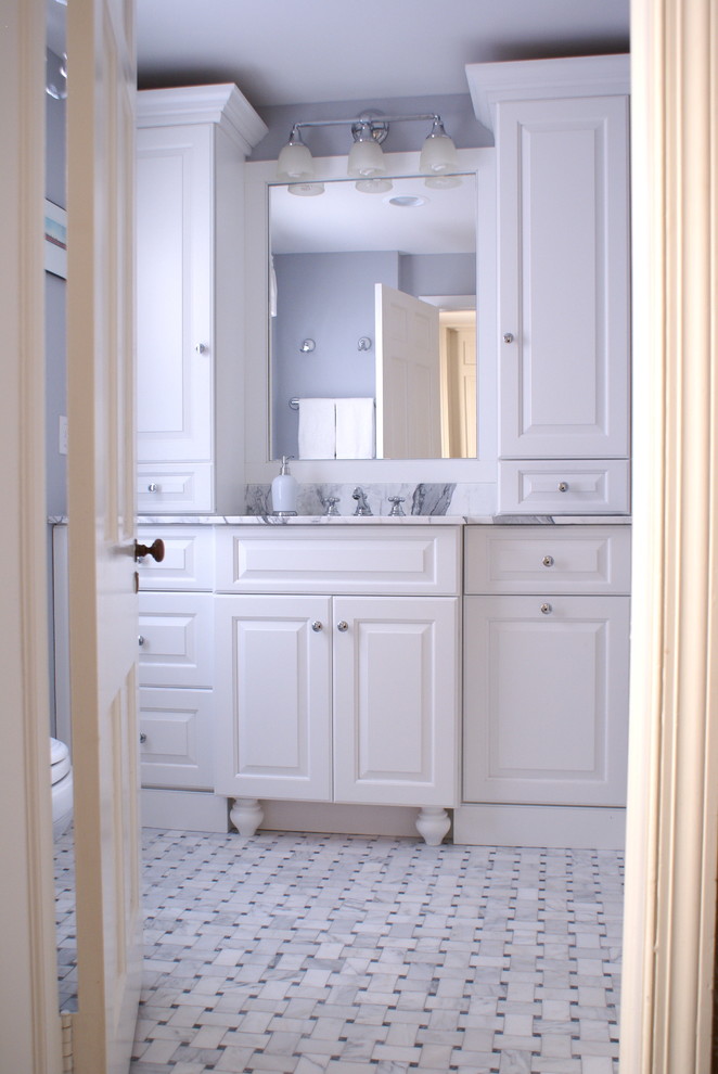 Idéer för ett stort klassiskt flerfärgad badrum för barn, med luckor med upphöjd panel, vita skåp, marmorkakel, marmorgolv, marmorbänkskiva, flerfärgad kakel, ett badkar i en alkov, en dusch i en alkov, en toalettstol med hel cisternkåpa, grå väggar, ett undermonterad handfat, flerfärgat golv och dusch med duschdraperi