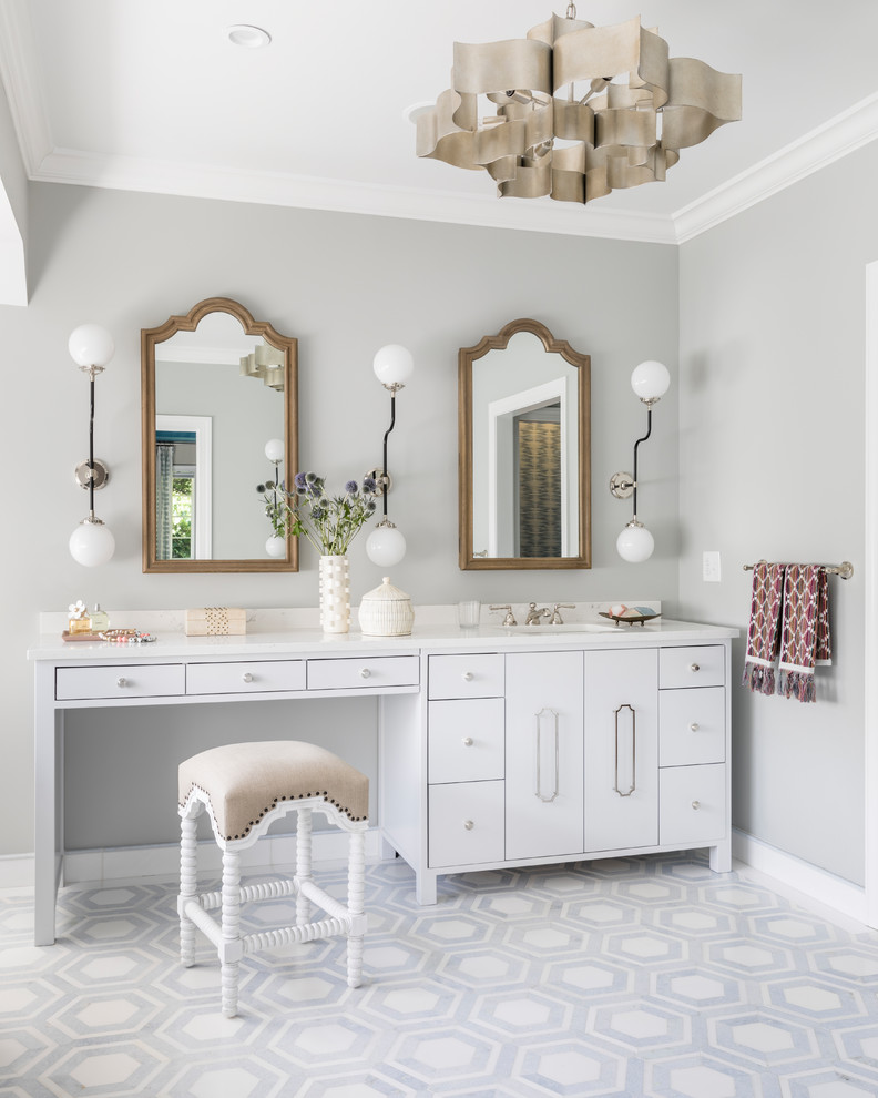Стильный дизайн: ванная комната в стиле неоклассика (современная классика) с плоскими фасадами, белыми фасадами, серыми стенами, врезной раковиной, разноцветным полом и белой столешницей - последний тренд