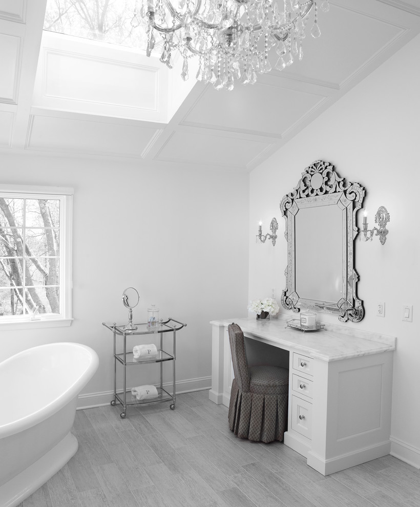 Idéer för att renovera ett stort vintage en-suite badrum, med luckor med infälld panel, vita skåp, ett fristående badkar, grå kakel, porslinskakel, vita väggar, klinkergolv i porslin och marmorbänkskiva