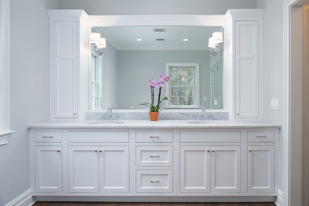 Modelo de cuarto de baño tradicional con encimera de mármol, sanitario de una pieza, baldosas y/o azulejos beige y suelo de mármol