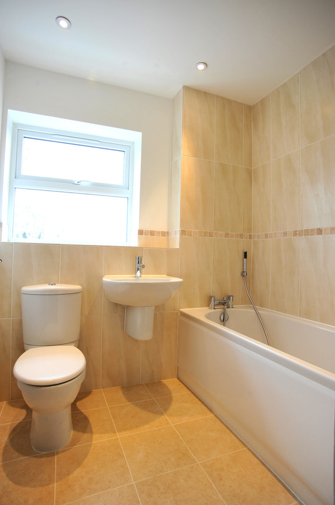 Cette image montre une salle de bain design de taille moyenne avec une baignoire encastrée, un combiné douche/baignoire, WC séparés, un carrelage marron et un mur marron.
