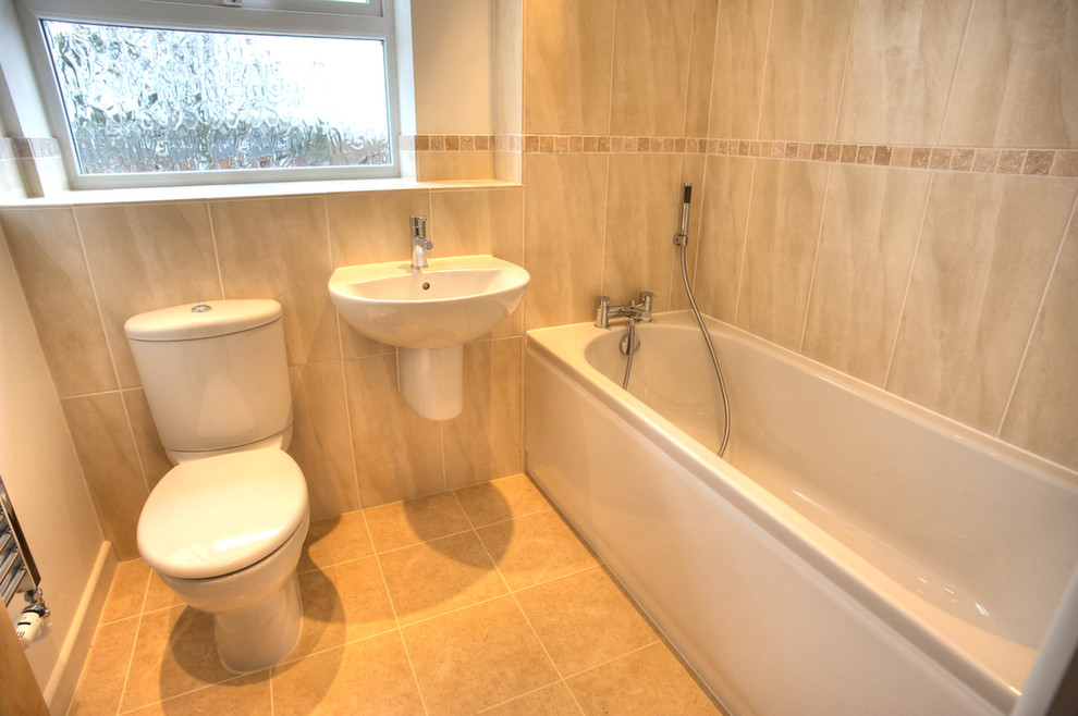 Свежая идея для дизайна: ванная комната среднего размера в современном стиле с врезной раковиной, коричневыми фасадами, полновстраиваемой ванной, душем над ванной, раздельным унитазом, коричневой плиткой и коричневыми стенами - отличное фото интерьера