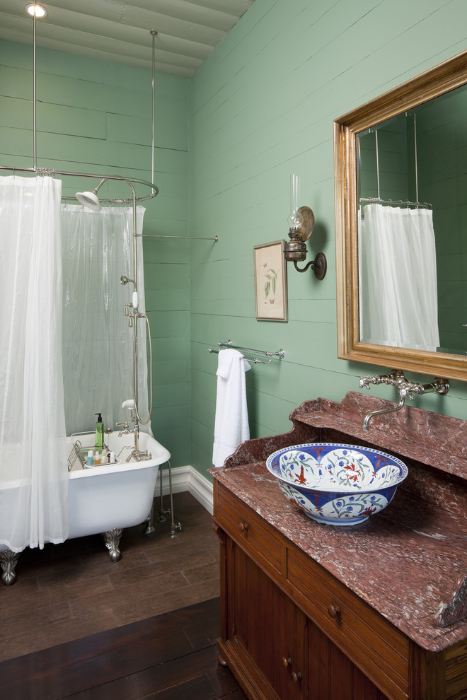 Immagine di una stanza da bagno country con lavabo a bacinella e pareti verdi